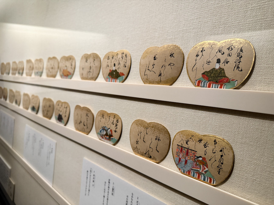 三井記念美術館「国宝 熊野御幸記と藤原定家の書 ―茶道具・かるた・歌仙絵とともに―」会場