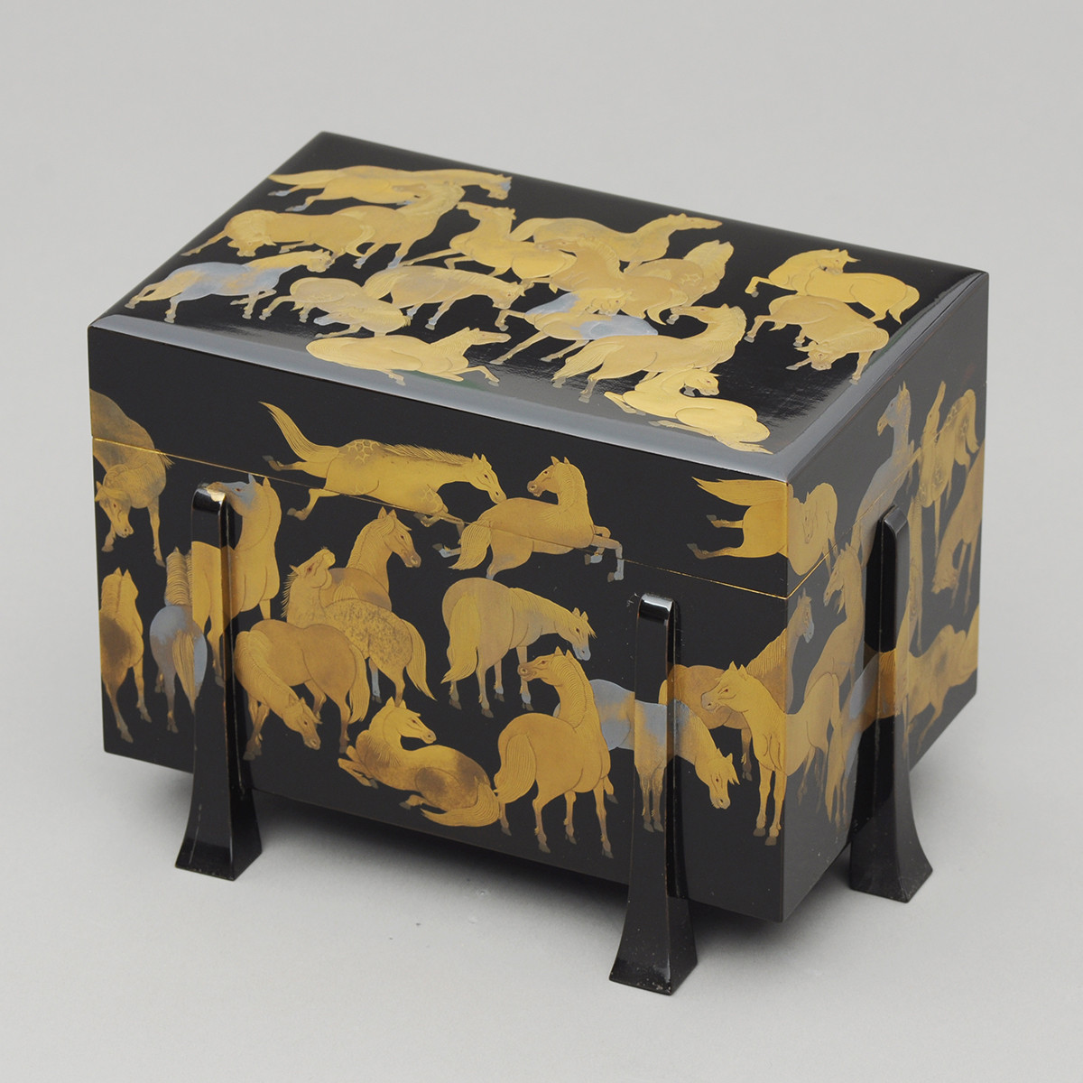 《黒漆塗群馬蒔絵巻煙草入》