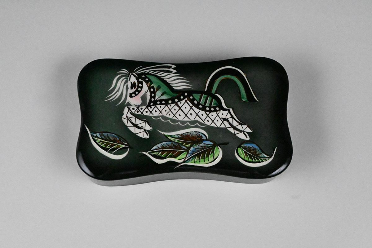 《フタ付き容器（馬）》