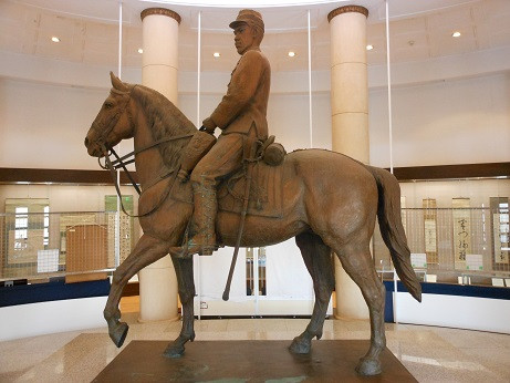 《明治天皇騎馬像》