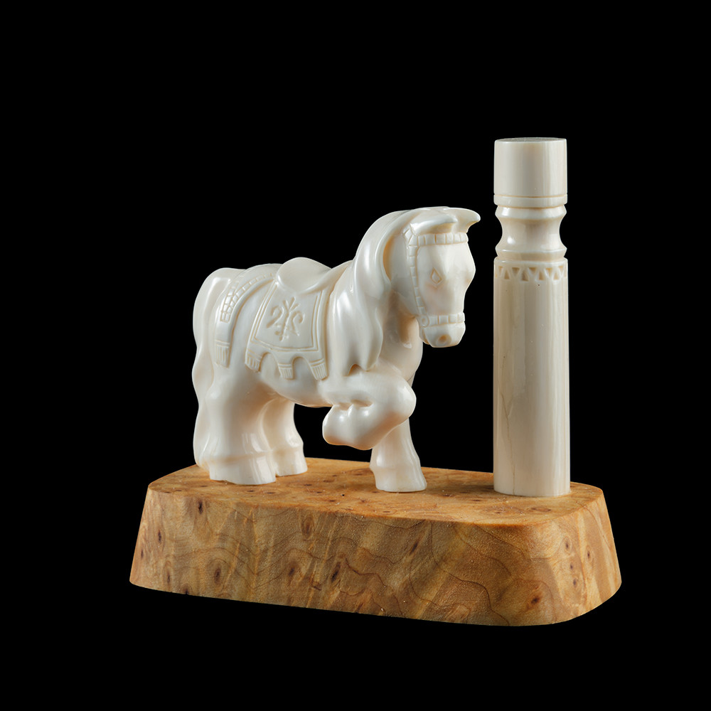《マンモス牙製ウマ彫刻》