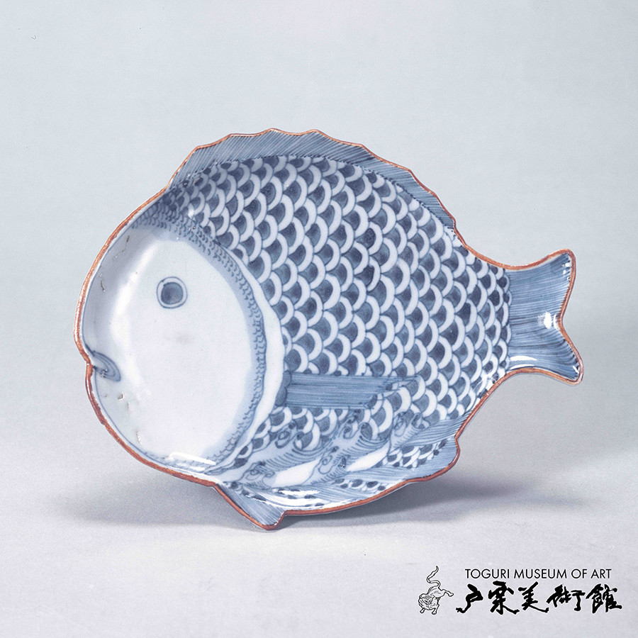 《染付 魚形皿》伊万里　江戸時代（17世紀中期）　口径16.6×13.2㎝　戸栗美術館収蔵