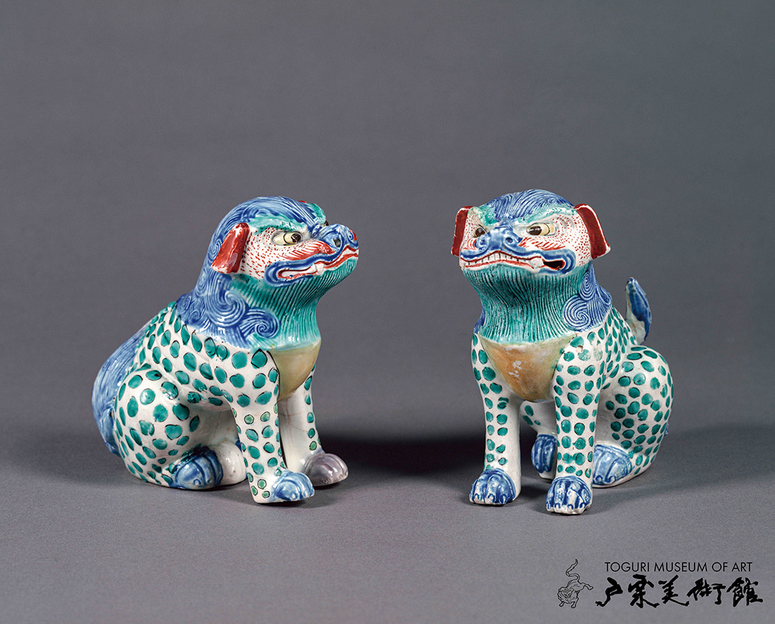 《色絵 獅子置物》伊万里（柿右衛門様式）　江戸時代（17世紀後半）　（左）高14.8cm　（右）高15.2㎝　戸栗美術館収蔵