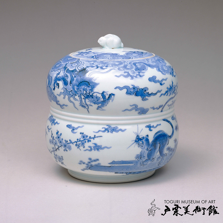 《染付 龍虎文 水指》伊万里　江戸時代（17世紀後半）　通高18.5㎝　戸栗美術館収蔵