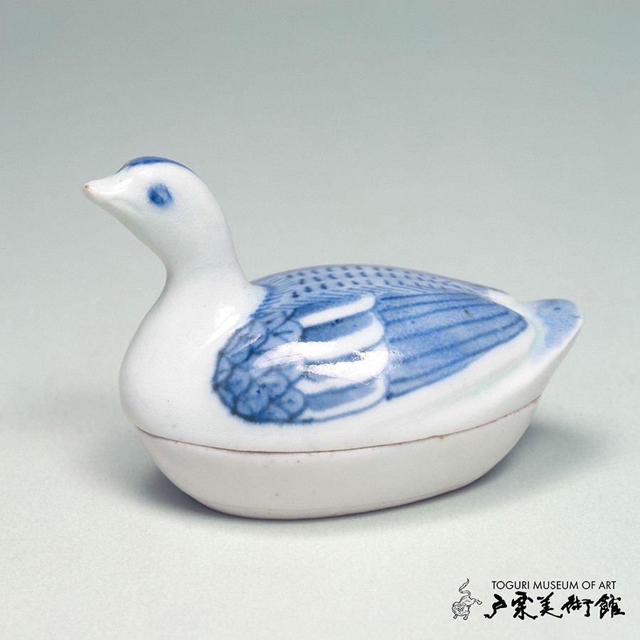 《染付 鳥形合子》伊万里　江戸時代（17世紀後半）　通高5.4㎝　戸栗美術館収蔵
