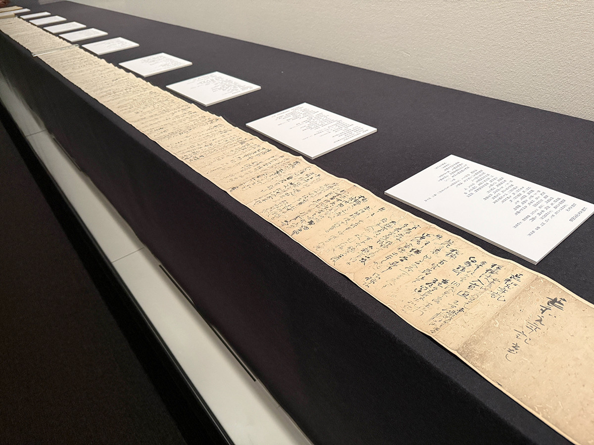 三井記念美術館「国宝 熊野御幸記と藤原定家の書 ―茶道具・かるた・歌仙絵とともに―」会場より　《大嘗会巻》藤原定家筆　鎌倉時代・12〜13世紀