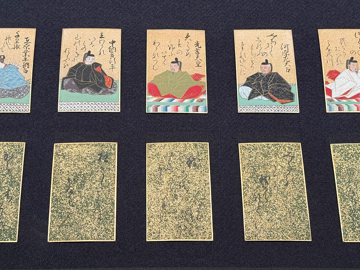 三井記念美術館「国宝 熊野御幸記と藤原定家の書 ―茶道具・かるた・歌仙絵とともに―」会場より 《百人一首かるた》絵 山口素絢筆 文字 鈴木内匠筆 江戸時代・18~19世紀 北三井家旧蔵