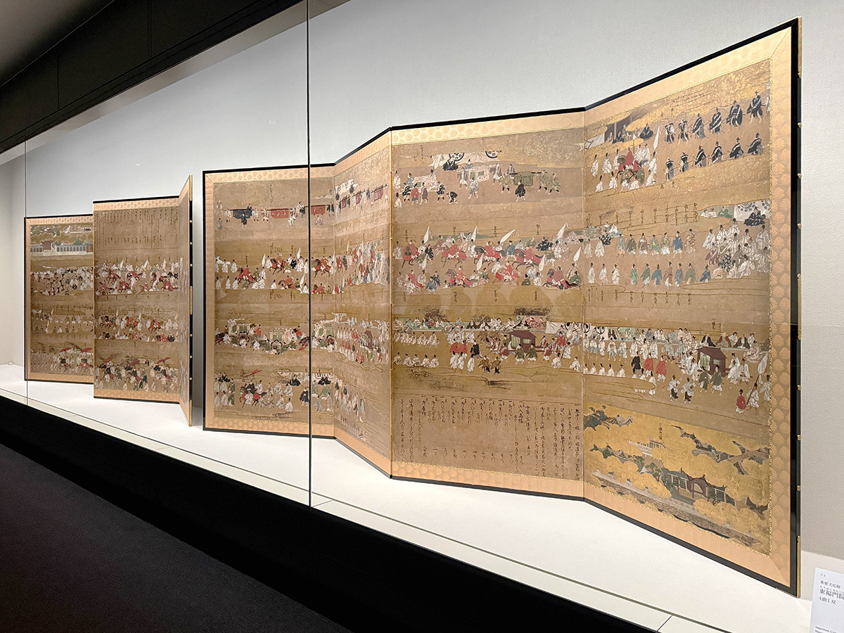 三井記念美術館「国宝 熊野御幸記と藤原定家の書 ―茶道具・かるた・歌仙絵とともに―」会場より　重要文化財《東福門院入内図屏風》江戸時代・17世紀　北三井家旧蔵