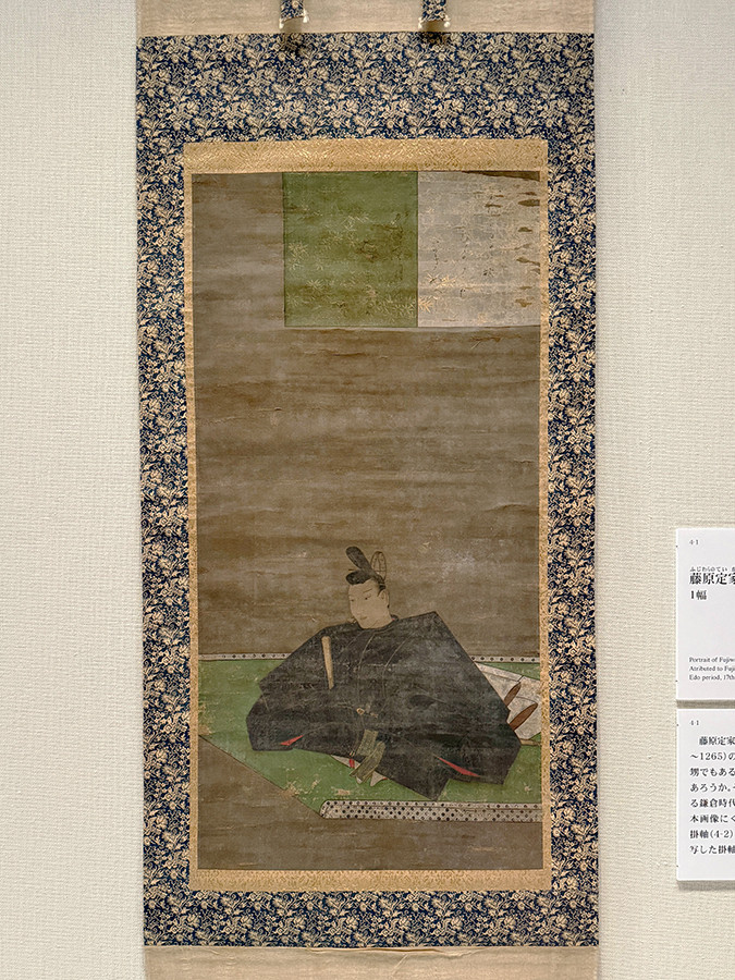 三井記念美術館「国宝 熊野御幸記と藤原定家の書 ―茶道具・かるた・歌仙絵とともに―」会場より 《藤原定家画像 和歌色紙形》伝藤原信実筆 江戸時代・17世紀 北三井家旧蔵