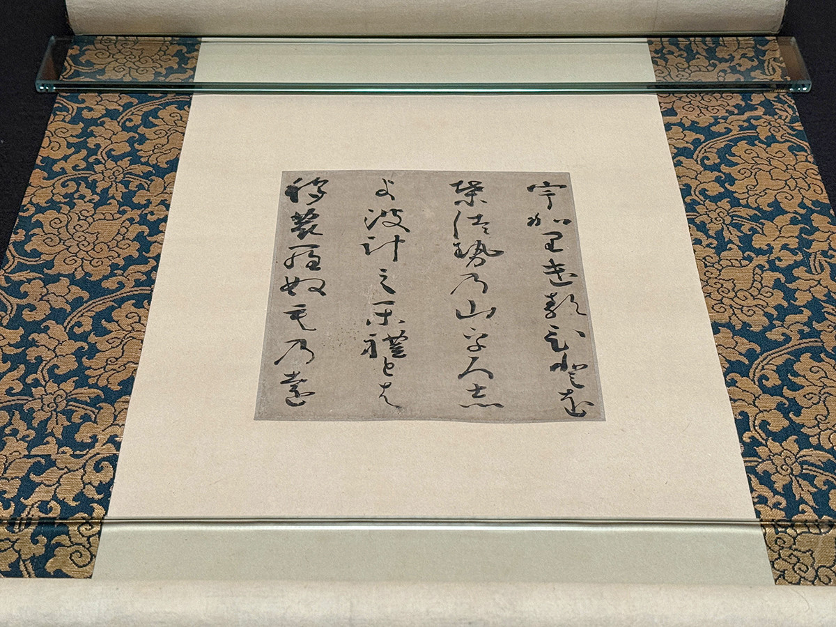 三井記念美術館「国宝 熊野御幸記と藤原定家の書 ―茶道具・かるた・歌仙絵とともに―」会場より　《小倉色紙「うかりける…」》藤原定家筆　前田利家・伊達政宗所持　鎌倉時代・13世紀　北三井家旧蔵