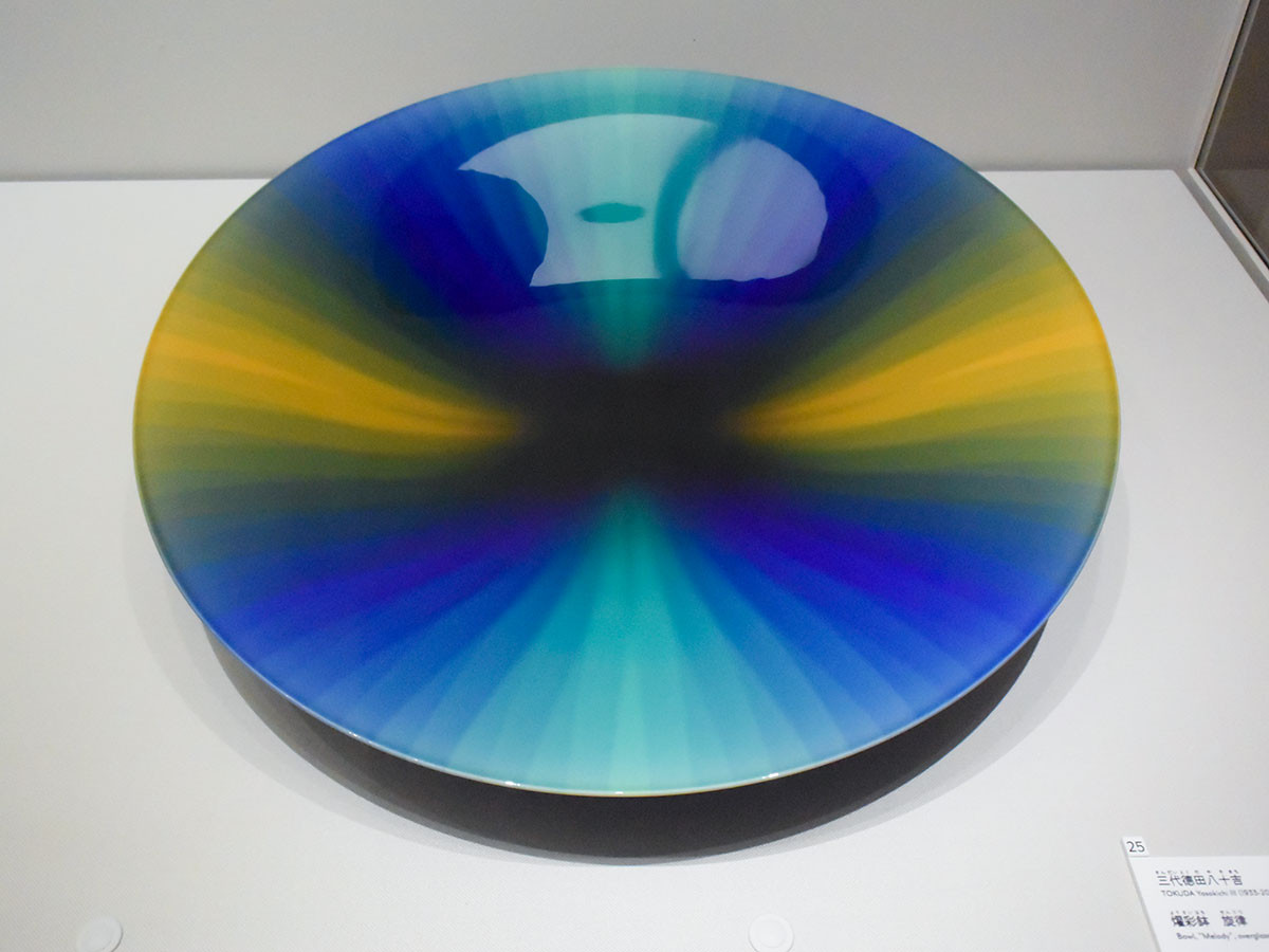 作/三代徳田八十吉　燿彩鉢旋律 鮮やかな釉薬が作り出す表情は、まるでオーロラのようです。
