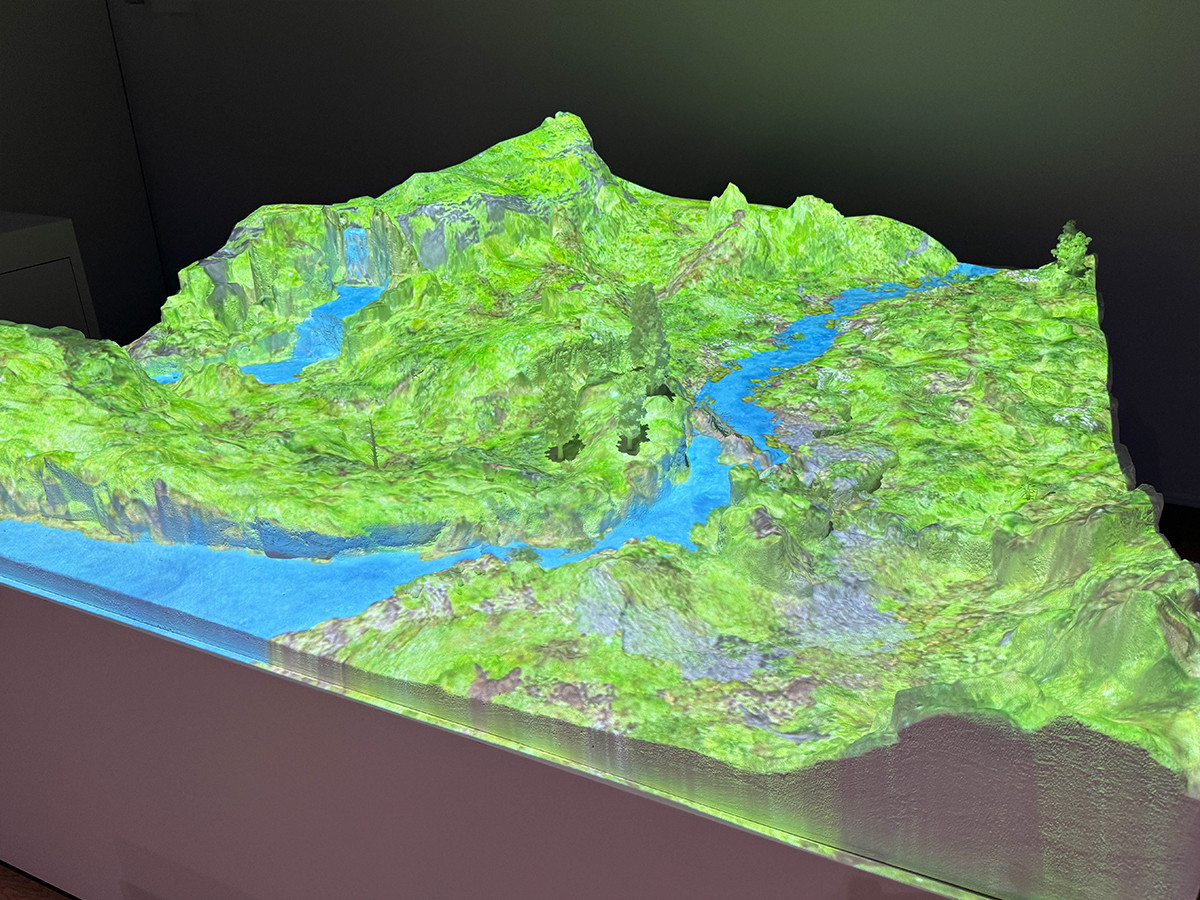 CREATIVE MUSEUM TOKYO「大カプコン展 ―世界を魅了するゲームクリエイション」会場より　ROUND 3「ファンタジーとリアリティ」　モンスターハンター超立体図鑑