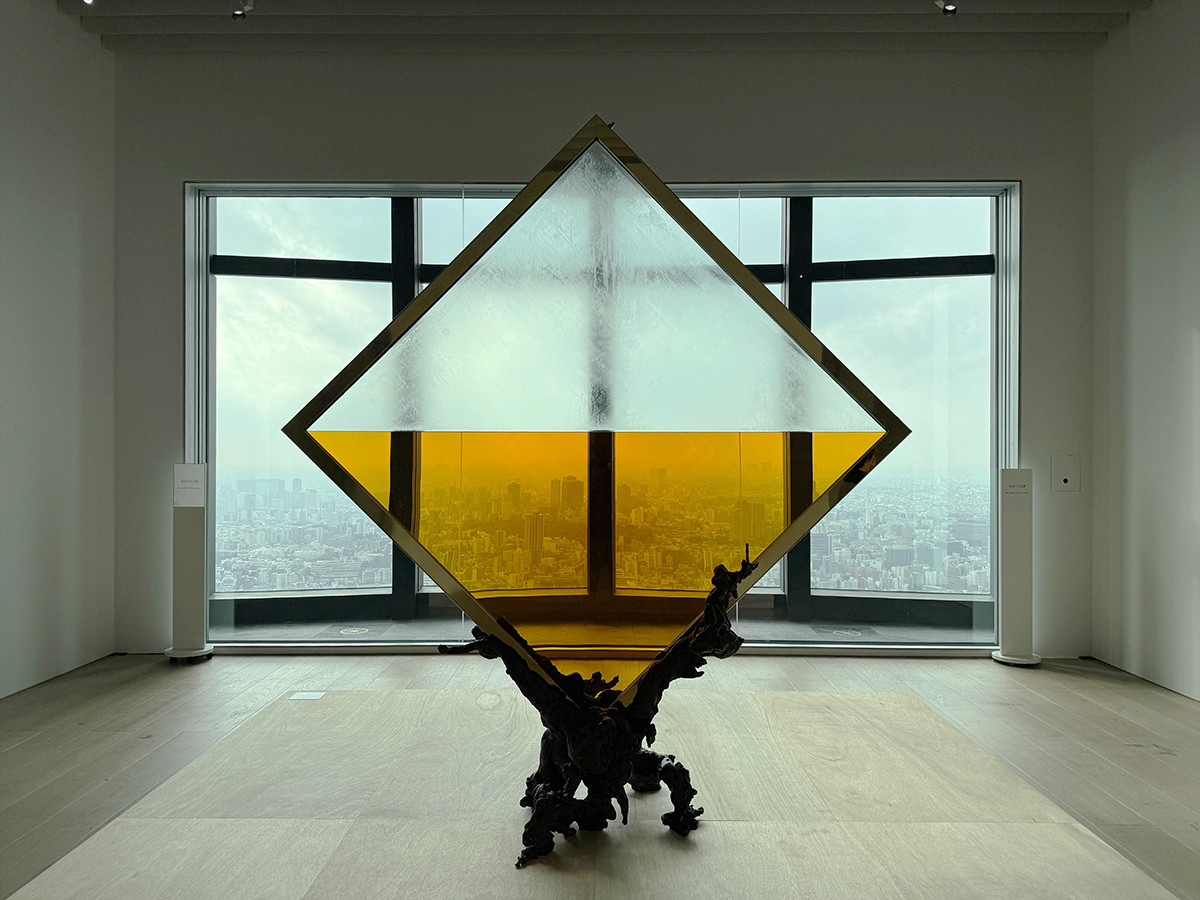 和田礼治郎《MITTAG》　展示風景：「六本木クロッシング 2025 展：時間は過ぎ去る わたしたちは永遠」森美術館（東京）2025-2026年