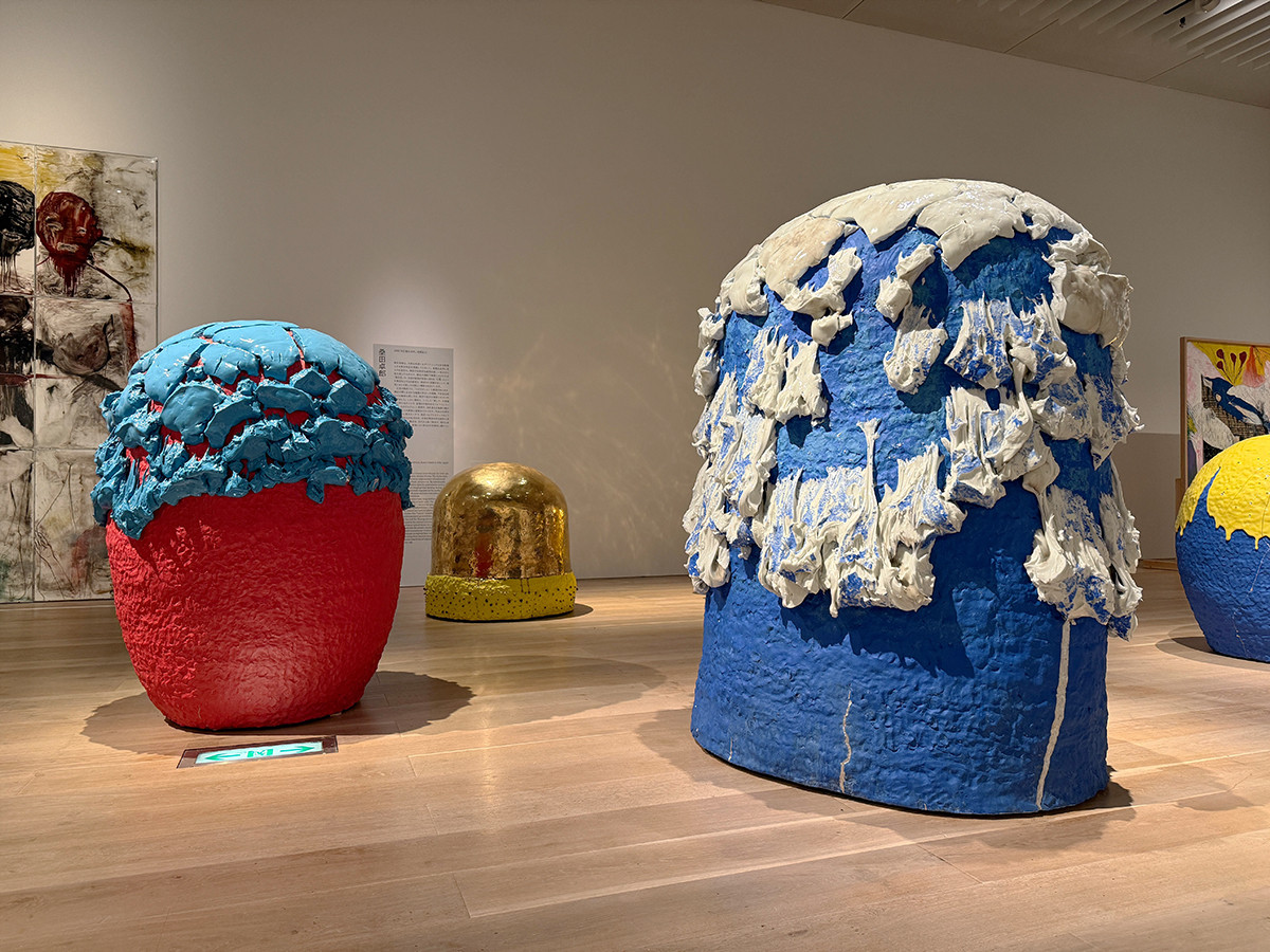 桑田卓郎　展示風景：「六本木クロッシング 2025 展：時間は過ぎ去る わたしたちは永遠」森美術館（東京）2025-2026年