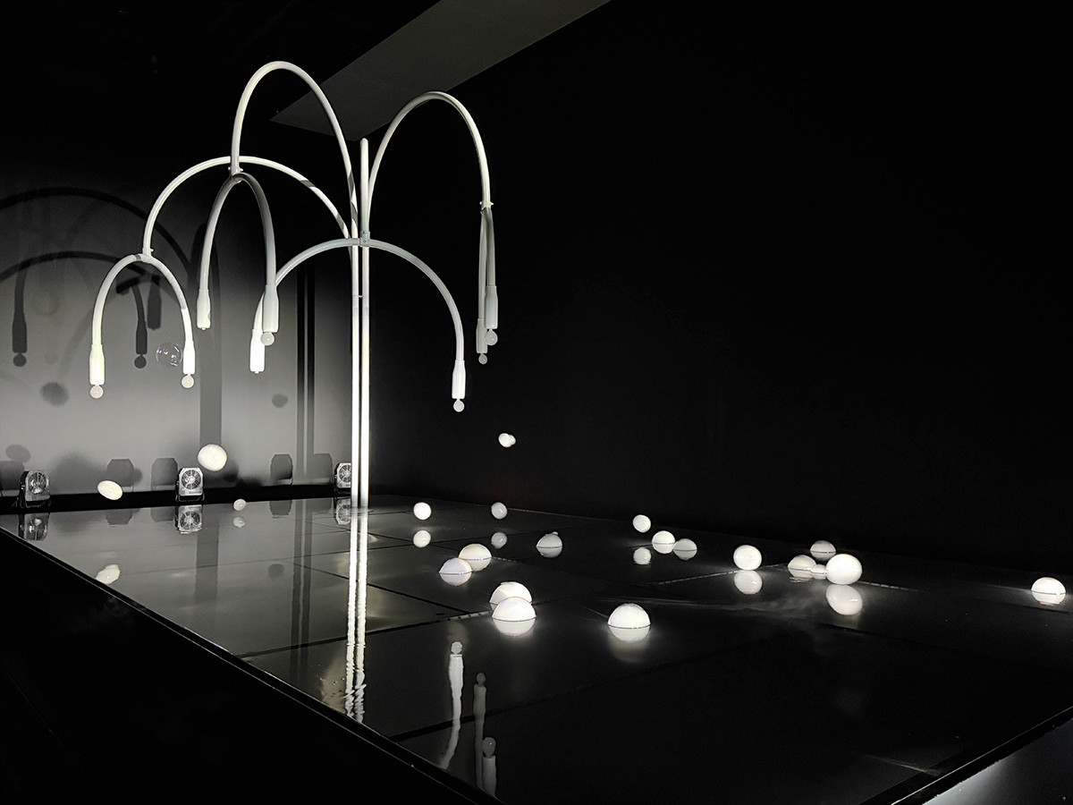 A.A. Murakami《水中の月》　展示風景：「六本木クロッシング 2025 展：時間は過ぎ去る わたしたちは永遠」森美術館（東京）2025-2026年