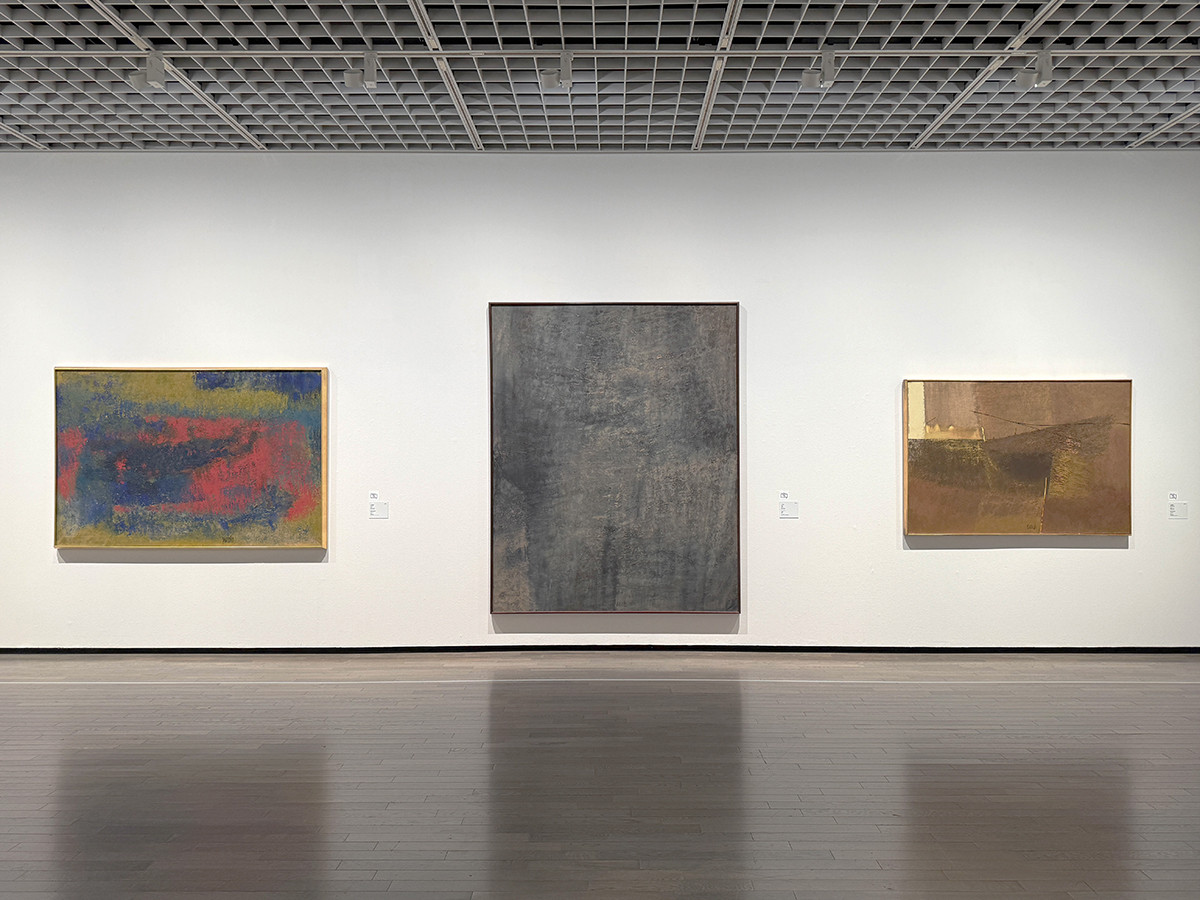 東京国立近代美術館「アンチ・アクション　彼女たち、それぞれの応答と挑戦」会場より　（左から）江見絹子《作品R》1960年　国立国際美術館 ／ 江見絹子《作品》1961年　奈良県立美術館 ／ 江見絹子《渕（Abyss）》1960年　奈良県立美術館