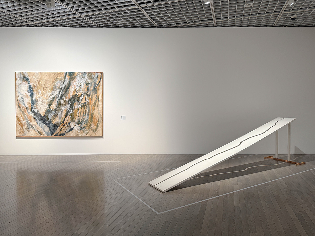 東京国立近代美術館「アンチ・アクション　彼女たち、それぞれの応答と挑戦」会場より　（左から）白髮富士子《作品 No.1》1961年　高松市美術館 ／ 白髪富士子《白い板》1955／1985年　兵庫県立美術館（山村コレクション）