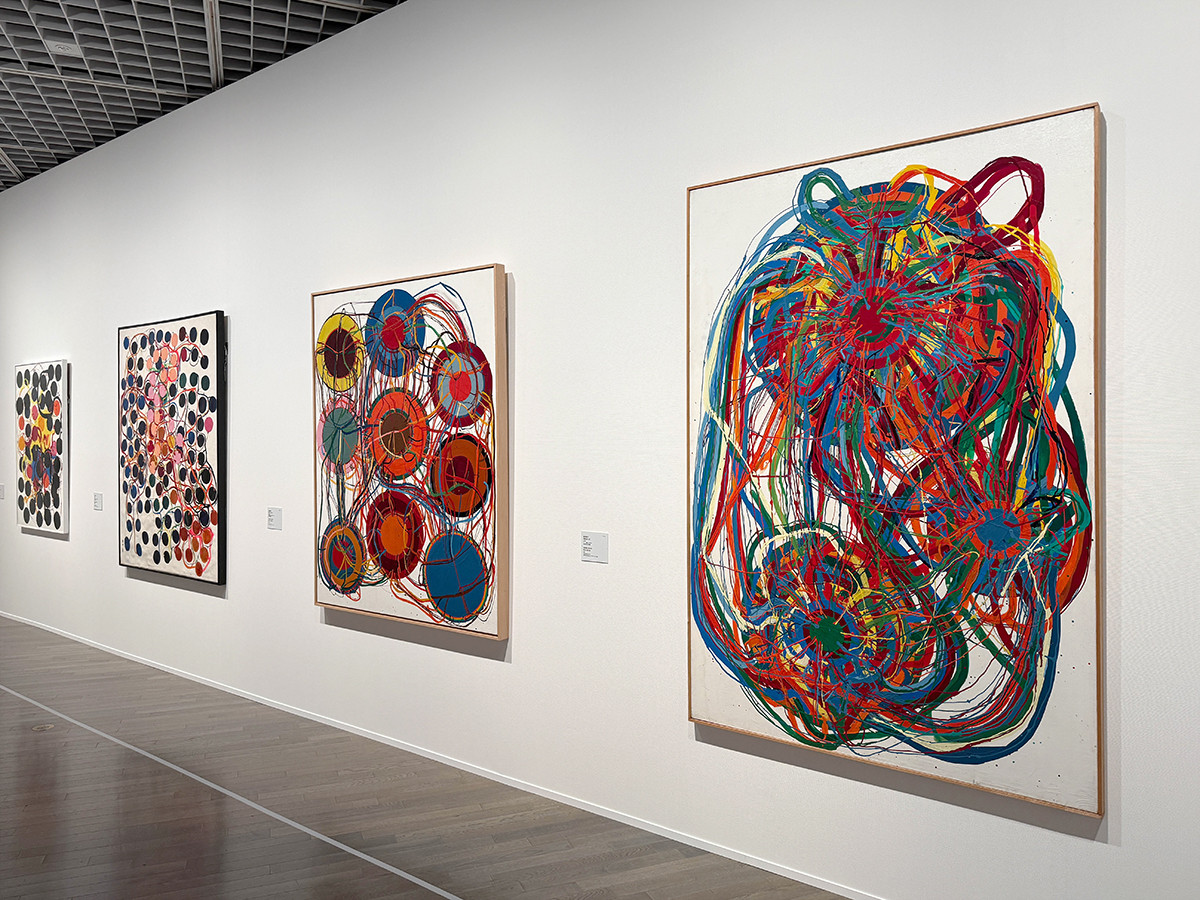 東京国立近代美術館「アンチ・アクション　彼女たち、それぞれの応答と挑戦」会場より　（左から）田中敦子《作品》1957年　奈良県立美術館 ／ 田中敦子《作品》1959年　兵庫県立美術館 ／ 田中敦子《Work 1963 B》1963年　豊田市美術館 ／ 田中敦子《作品 66-SA》1966年　東京国立近代美術館　©Kanayama Akira and Tanaka Atsuko Association