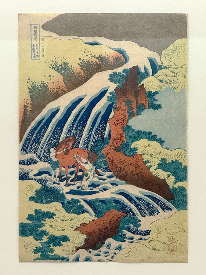 太田記念美術館「浮世絵おじさんフェスティバル」会場より 葛飾北斎《諸国瀧廻り 和州吉野義経馬洗滝》天保5年(1834)頃