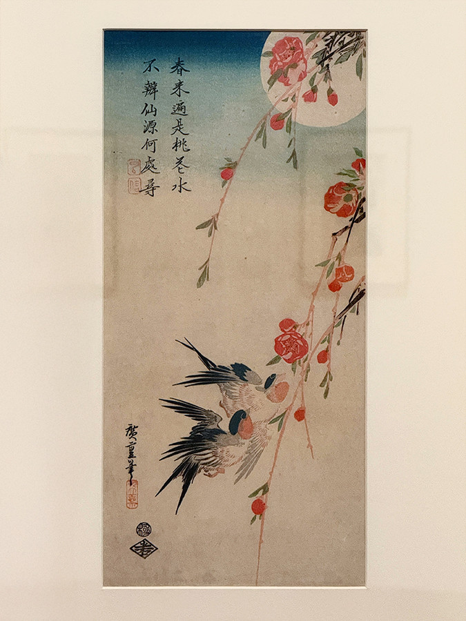 千葉市美術館「ロックフェラー・コレクション花鳥版画展　北斎、広重を中心に」会場より　歌川広重《月下桃に燕》天保3-6年（1832-35）