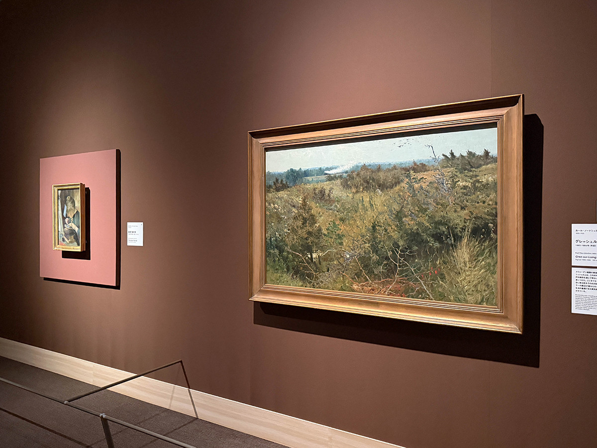 (左から)カール・ノードシュトゥルム《画家の婚約者》1885年(年記) / カール・ノードシュトゥルム《グレ=シュル=ロワン》1885-1886年(年記) ともにスウェーデン国立美術館蔵 「東京都美術館開館100周年記念 スウェーデン絵画 北欧の光、日常のかがやき」展示風景、東京都美術館、2026年