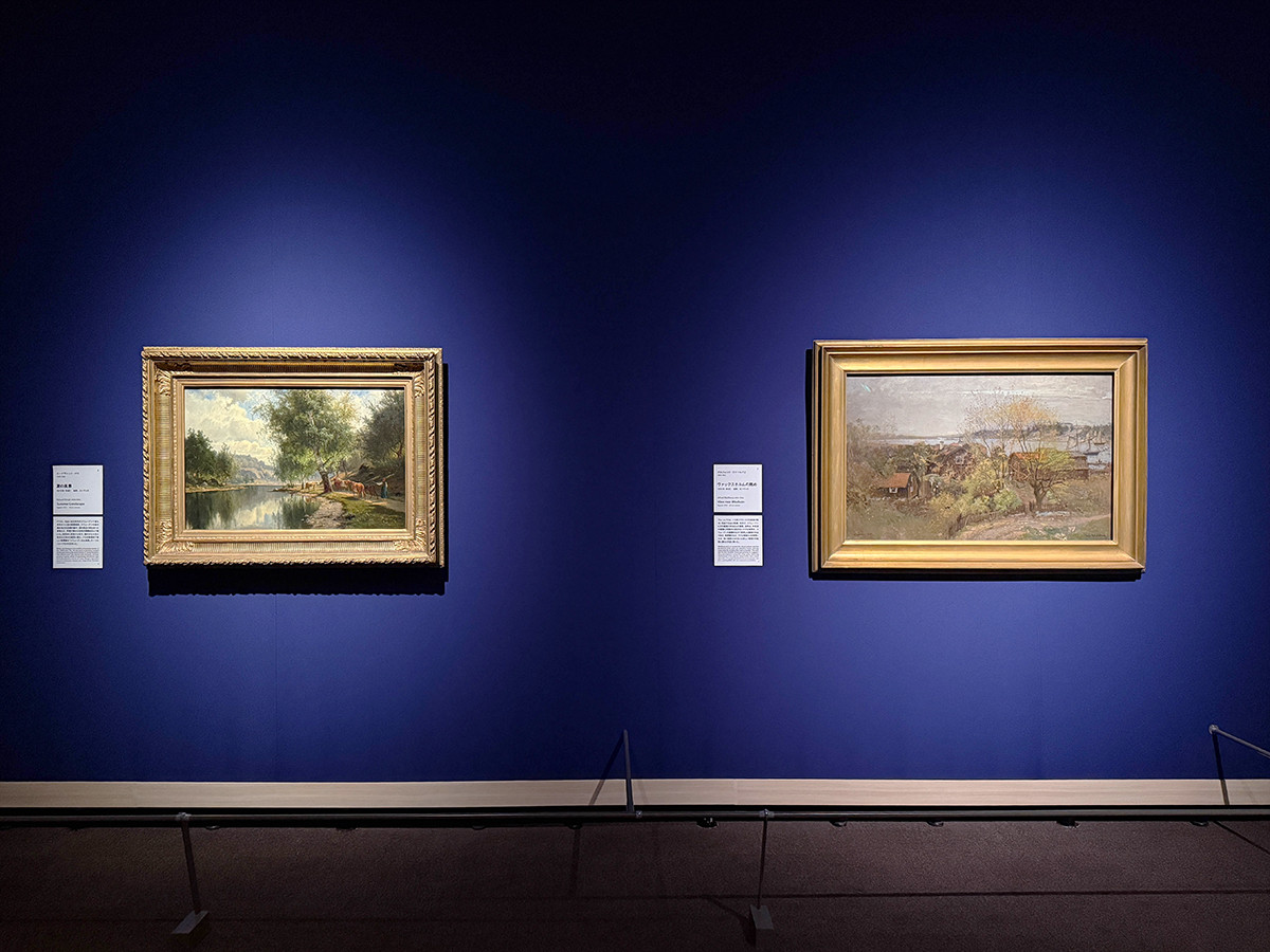 (左から)エードヴァッド・バリ《夏の風景》1873年(年記) / アルフレッド・ヴァールバリ《ヴァックスホルムの眺め》1872年(年記) ともにスウェーデン国立美術館蔵 「東京都美術館開館100周年記念 スウェーデン絵画 北欧の光、日常のかがやき」展示風景、東京都美術館、2026年