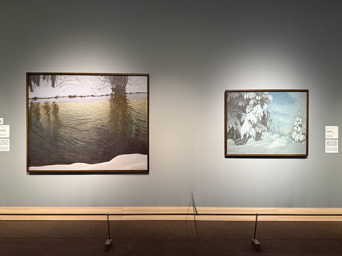 (左から)グスタヴ・フィエースタード《川辺の冬の夕暮れ》1907年(年記) / グスタヴ・フィエースタード《冬の月明り》1895年(年記) ともにスウェーデン国立美術館蔵 「東京都美術館開館100周年記念 スウェーデン絵画 北欧の光、日常のかがやき」展示風景、東京都美術館、2026年