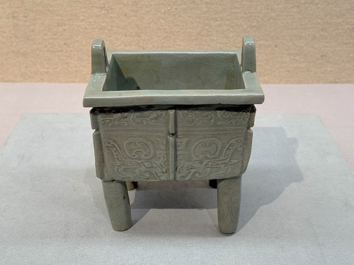 《青磁陽刻饕餮文香炉》高麗時代・12世紀　韓国国立中央博物館