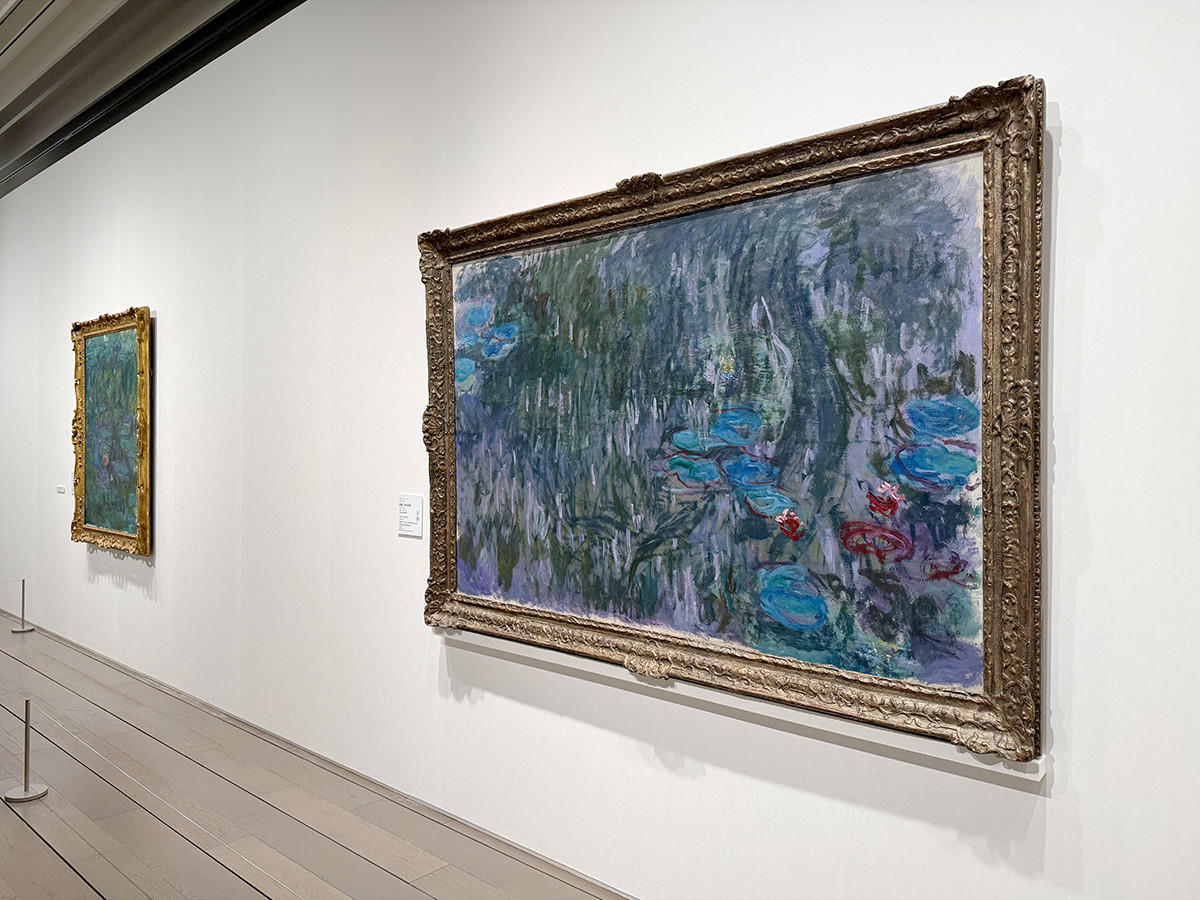 アーティゾン美術館「モネ没後100年　クロード・モネ ─ 風景への問いかけ」会場より　（右手前）クロード・モネ《睡蓮、柳の反影》1916-19年　北九州市立美術館