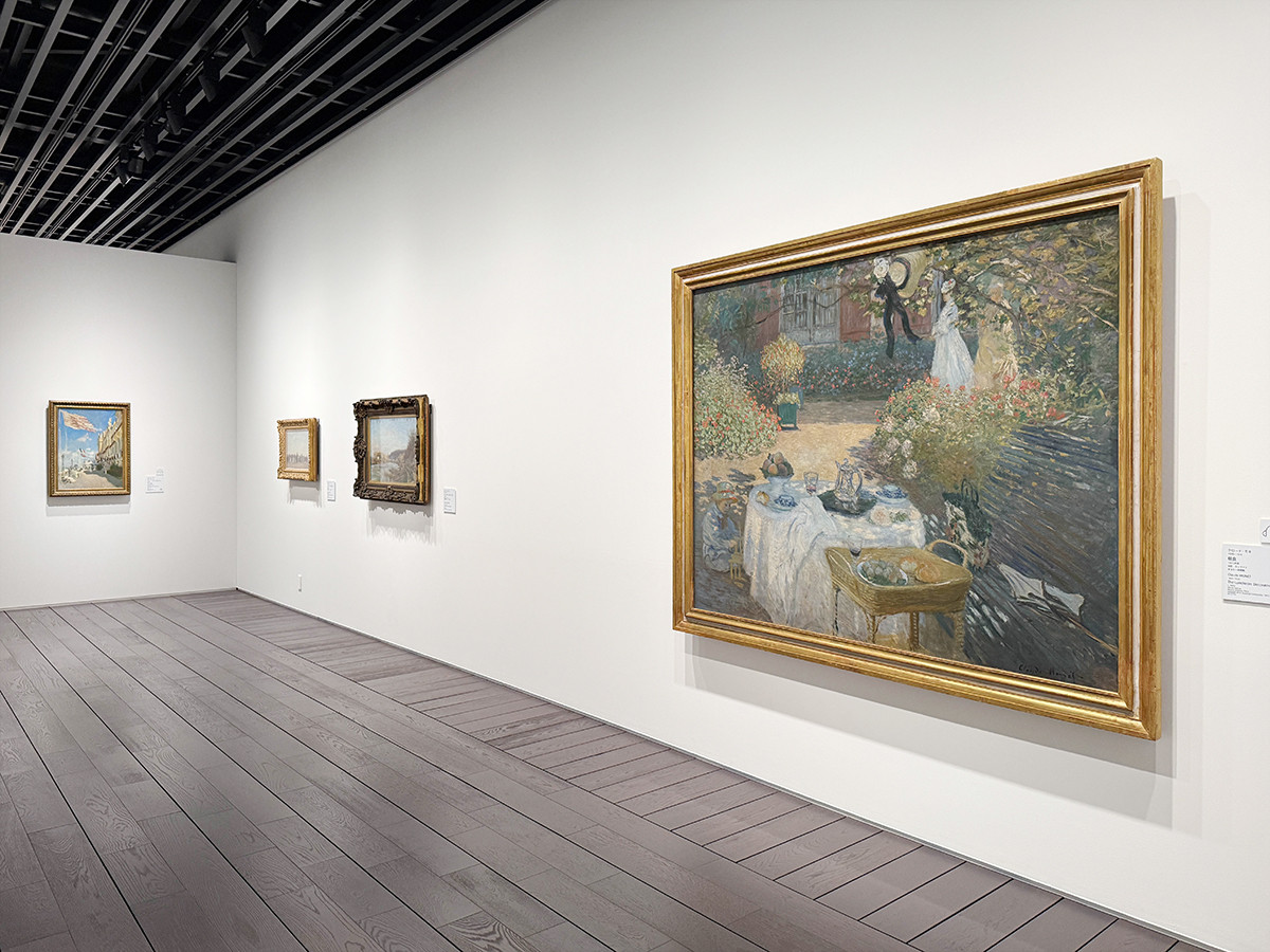 アーティゾン美術館「モネ没後100年　クロード・モネ ─ 風景への問いかけ」会場より　（右手前）クロード・モネ《昼食》1873年頃　オルセー美術館