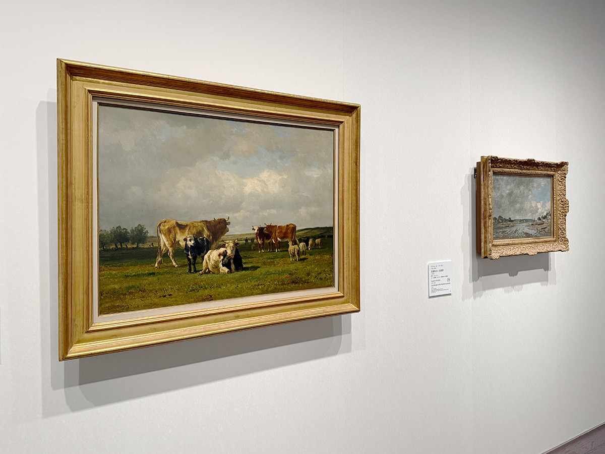 アーティゾン美術館「モネ没後100年　クロード・モネ ─ 風景への問いかけ」会場より　（左から）コンスタン・トロワイヨン《牧場、曇り空》1856-60年　オルセー美術館 ／ ウジェーヌ・ブーダン《洗濯女のいる風景》1873年　カーン美術館（オルセー美術館からの寄託）