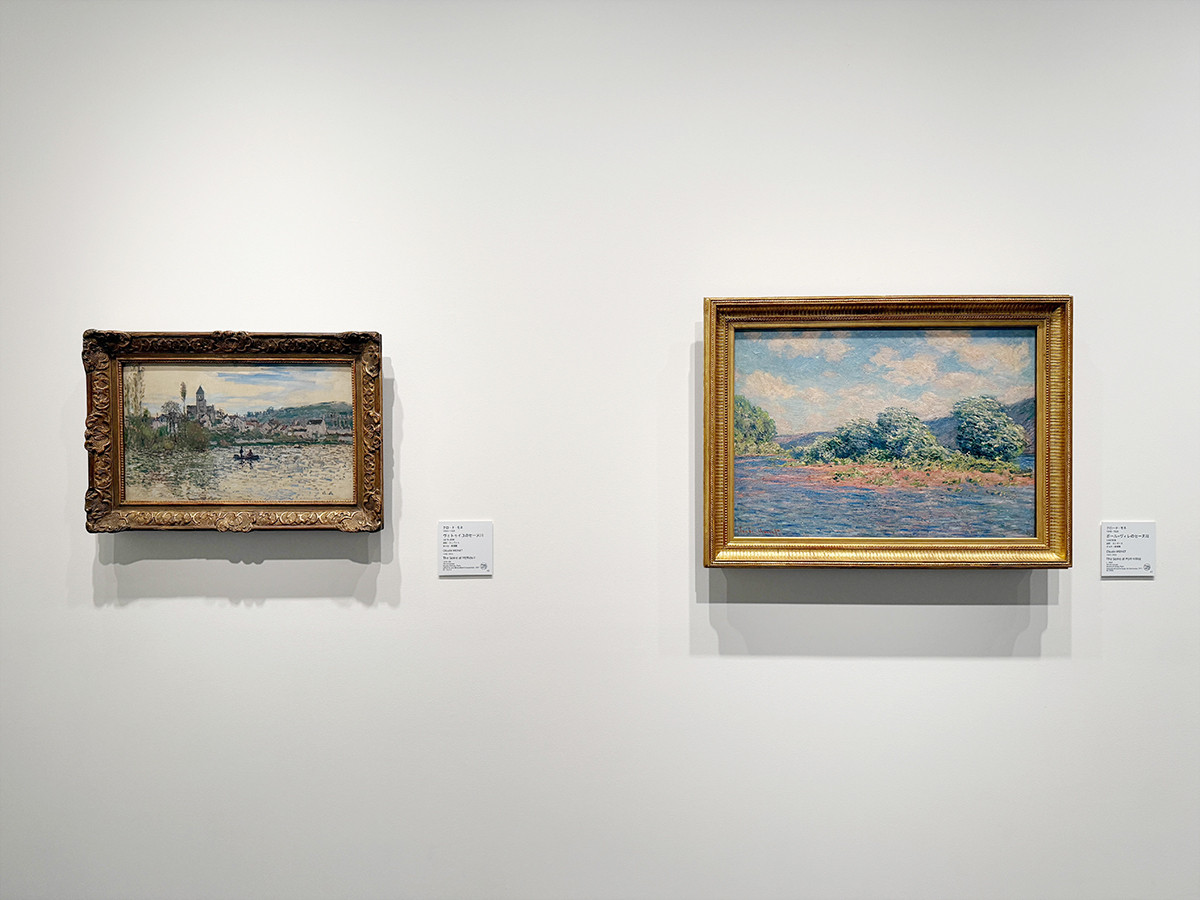 アーティゾン美術館「モネ没後100年　クロード・モネ ─ 風景への問いかけ」会場より　（左から）クロード・モネ《ヴェトゥイユのセーヌ川》1879-80年　オルセー美術館 ／ クロード・モネ《ポール=ヴィレのセーヌ川》1890年頃　オルセー美術館
