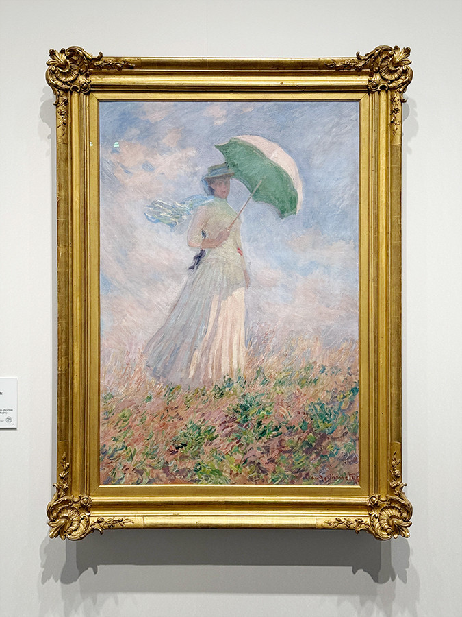 アーティゾン美術館「モネ没後100年　クロード・モネ ─ 風景への問いかけ」会場より　クロード・モネ《戸外の人物習作 ─ 日傘を持つ右向きの女》1886年　オルセー美術館