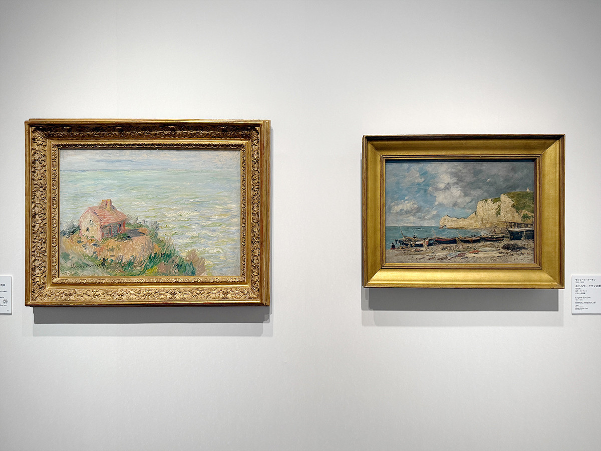 アーティゾン美術館「モネ没後100年　クロード・モネ ─ 風景への問いかけ」会場より　（左から）クロード・モネ《税関吏の小屋、午後の効果》1882年　ドゥアーヌ美術館（オルセー美術館からの寄託） ／ ウジェーヌ・ブーダン《エトルタ、アモンの断崖》1896年　オルセー美術館