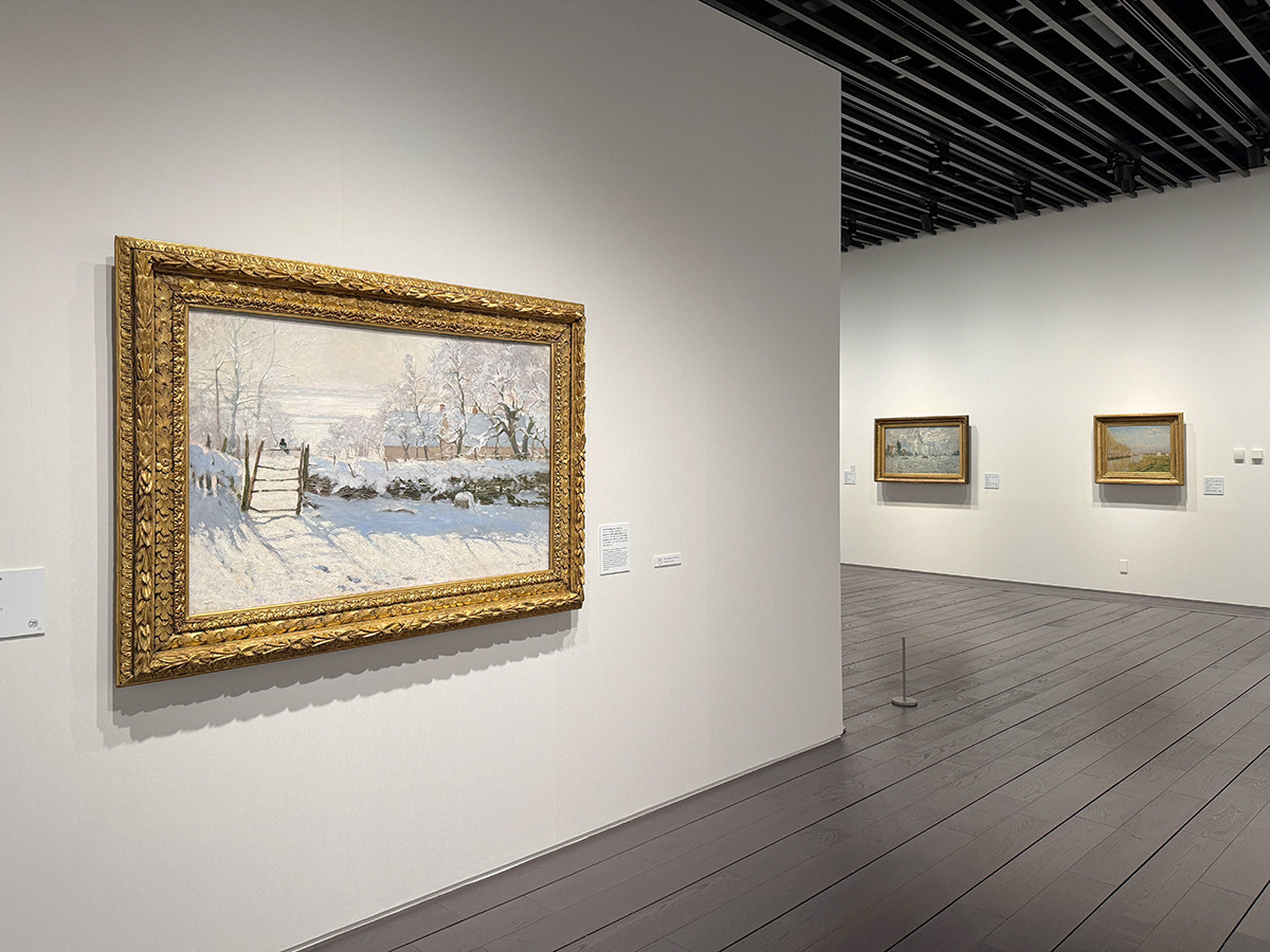 アーティゾン美術館「モネ没後100年　クロード・モネ ─ 風景への問いかけ」会場より　（左手前）クロード・モネ《かささぎ》1868-69年　オルセー美術館