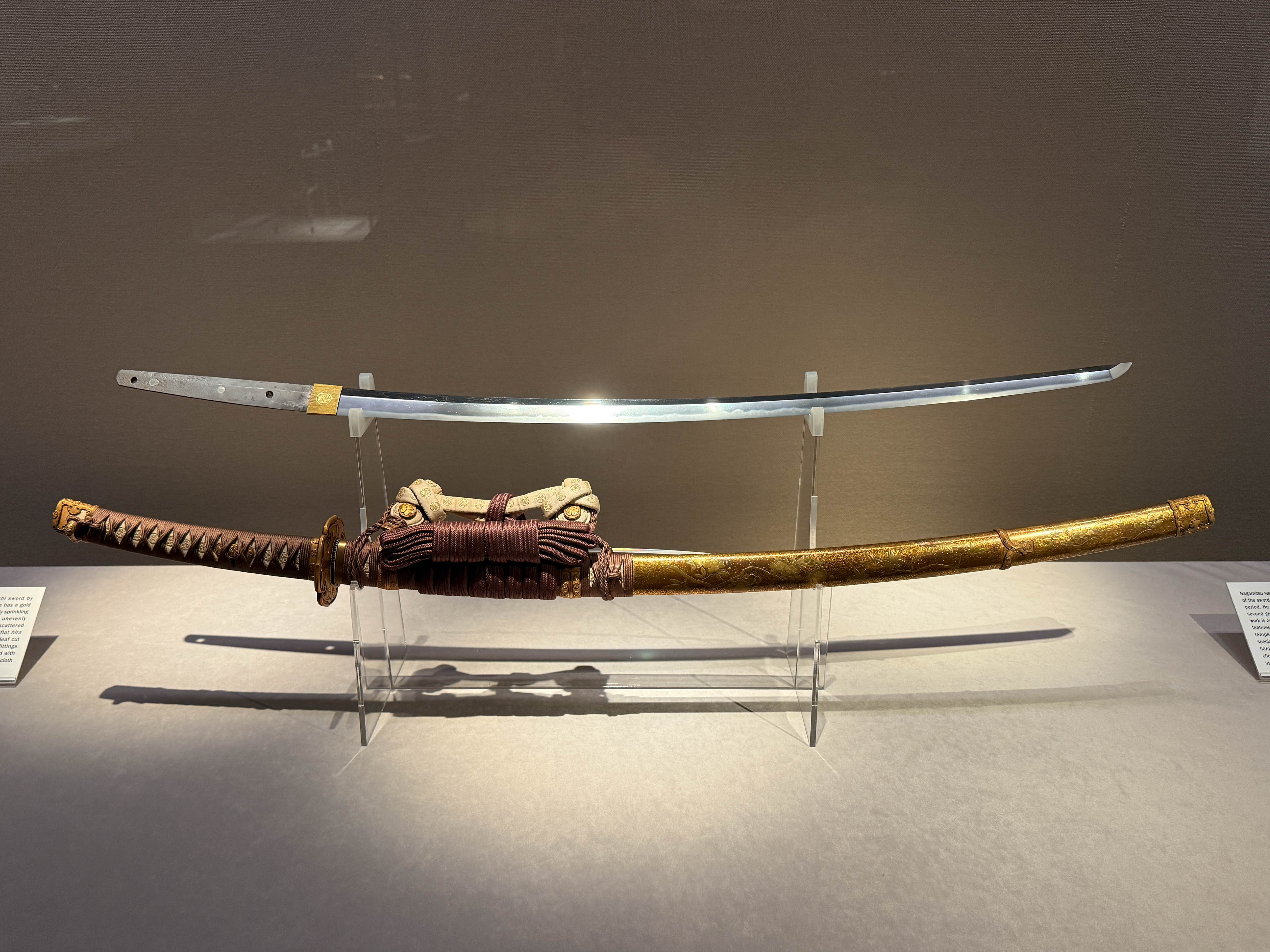 重要美術品《太刀　銘 長光》鎌倉時代　13世紀　根津美術館蔵 ／ 《桜紅葉蒔絵太刀拵》江戸時代　19世紀　根津美術館蔵