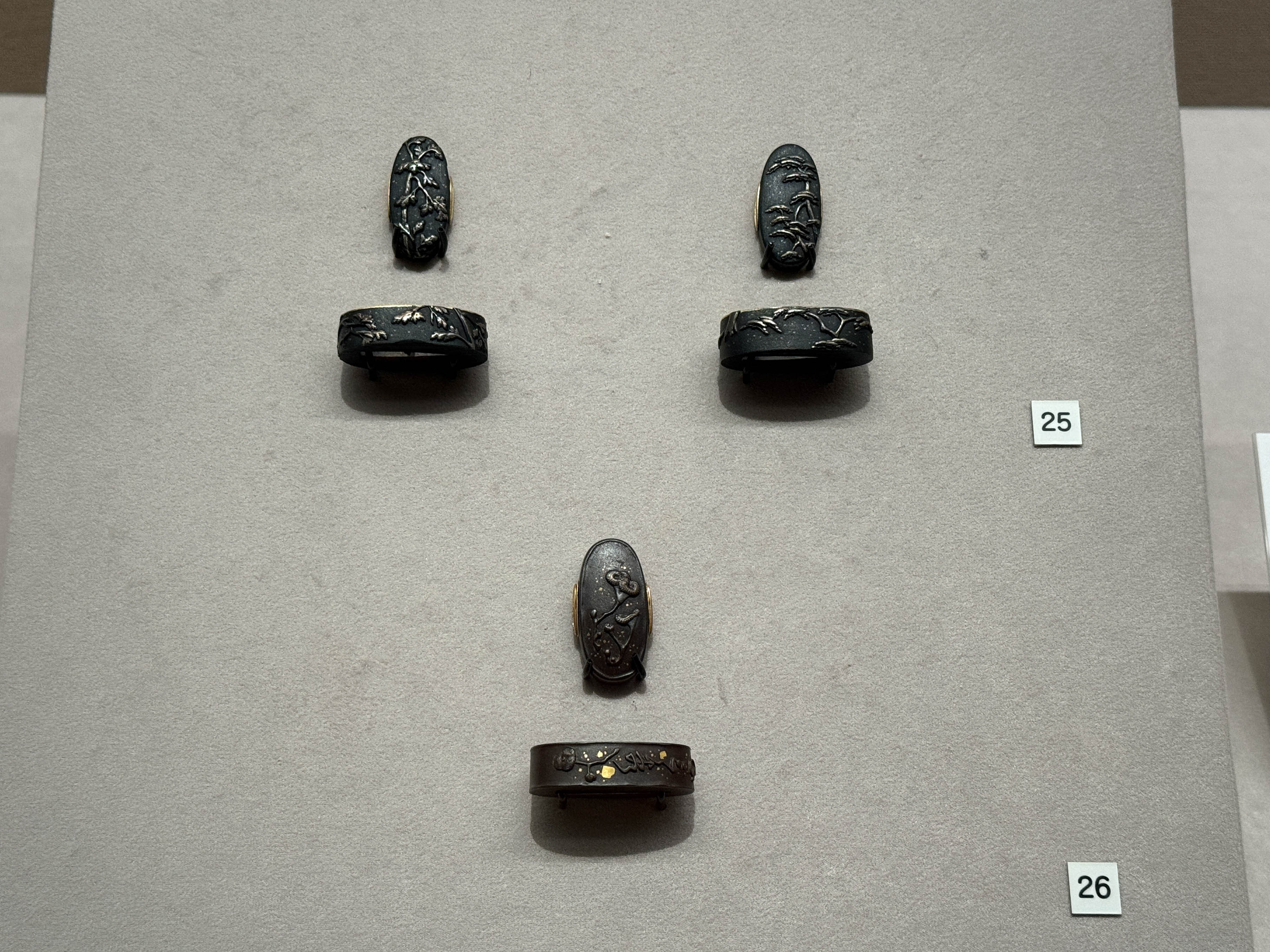 （上から）《雪中松柏図大小縁頭》後藤一乗 作　江戸時代　19世紀　根津美術館蔵 ／ 《霊芝図縁頭》後藤一乗 作　江戸時代　19世紀　根津美術館蔵