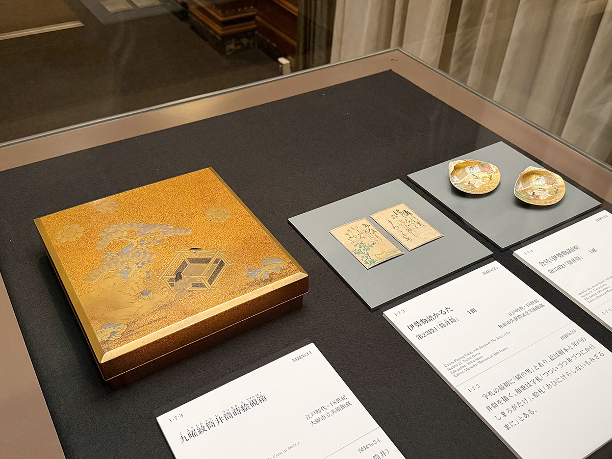 （左から）《九曜紋筒井筒蒔絵硯箱》江戸時代　18世紀　大阪市立美術館 ／ 《伊勢物語かるた　第23段1 「筒井筒」》江戸時代　18世紀　和泉市久保惣記念美術館 ／ 《合貝（伊勢物語図）　第23段1 「筒井筒」》江戸時代　18世紀　和泉市久保惣記念美術館