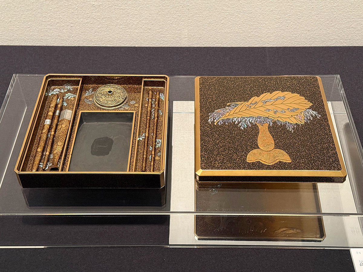 《高杯に海松図蒔絵螺鈿硯箱》江戸時代　17世紀　和泉市久保惣記念美術館