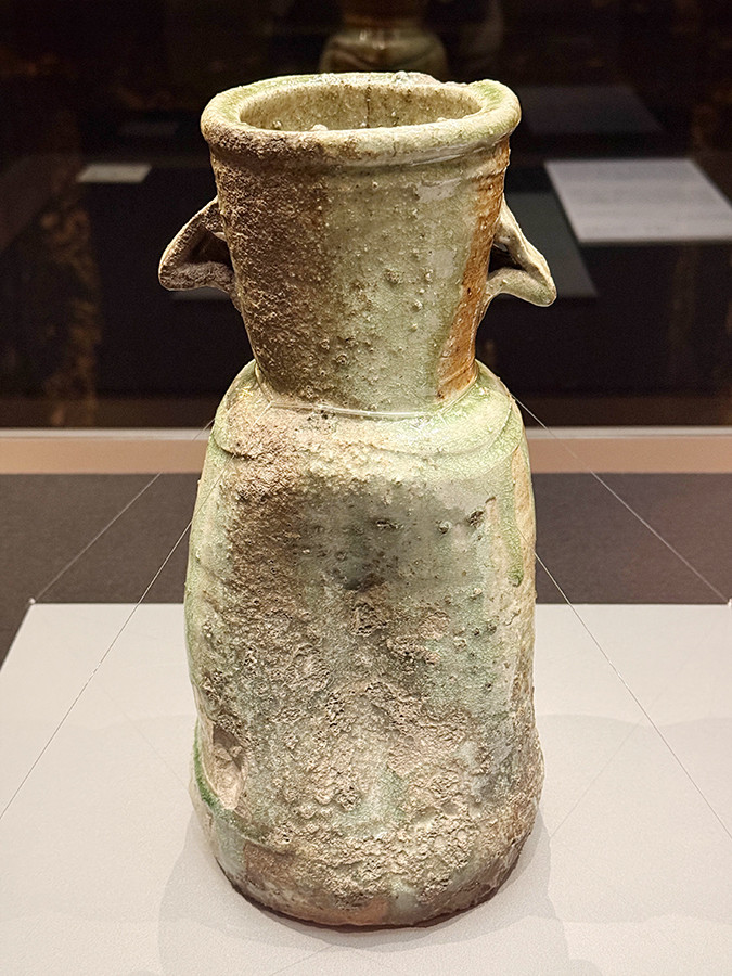 《伊賀耳付花入　銘業平》桃山時代　16～17世紀　三井記念美術館