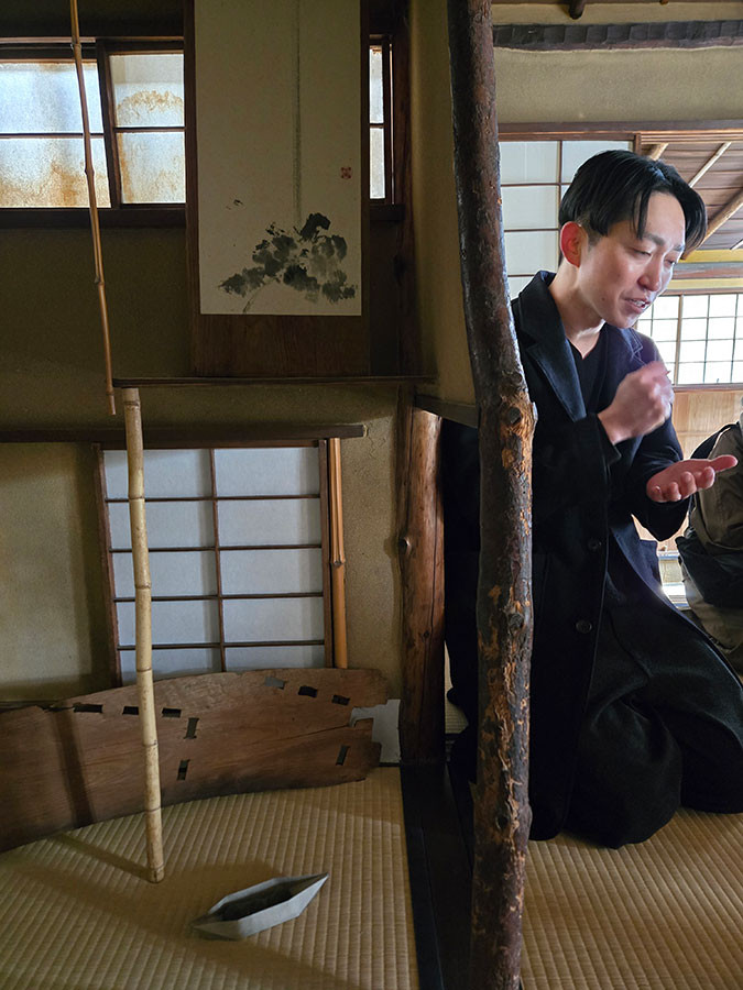 ミュージア茶室堪庵は品川亮さんの個展会場　こだわりの多いオブジェが散りばめられています　舟で旅に出て風を感じて欲しいそうです