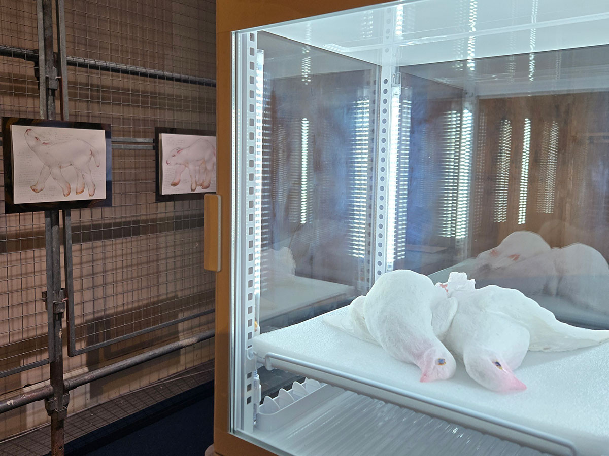 最優秀賞受賞者の中西凛さんの作品はホワイトチョコやカカオバターを使った食べる彫刻がテーマ