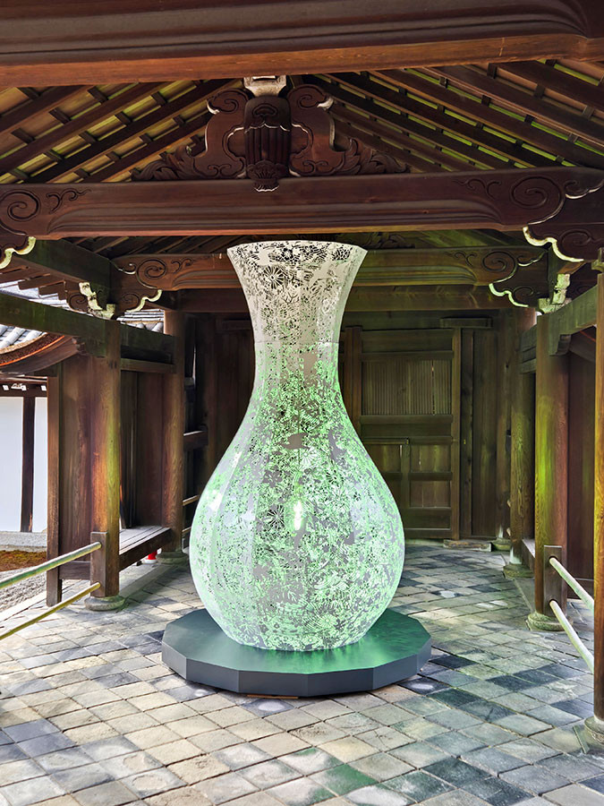 息をしているかのような光の反射が美しい　大巻伸嗣さんのインスタレーションは存在感抜群