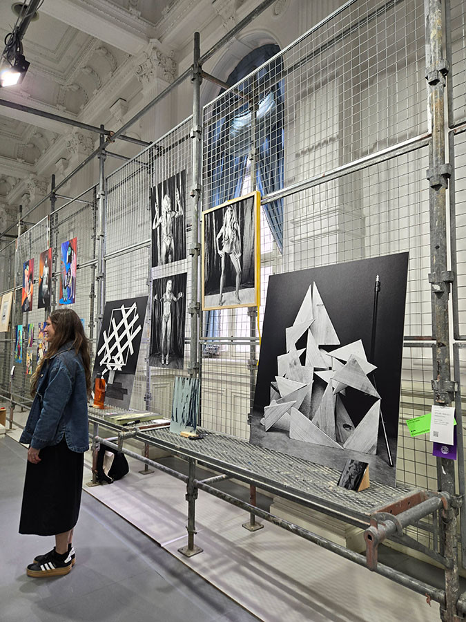 優秀賞受賞者　リベッカ・ドローレンさんの作品は女性の強さがテーマ