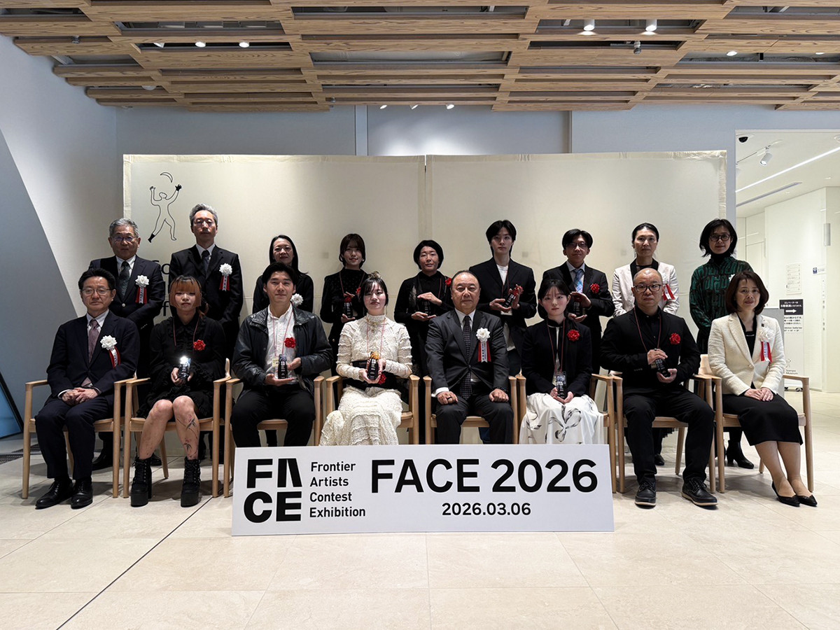 SOMPO美術館「FACE展2026」会場 前列左から4番目が、「FACE展2026」グランプリの吉田茉莉子

