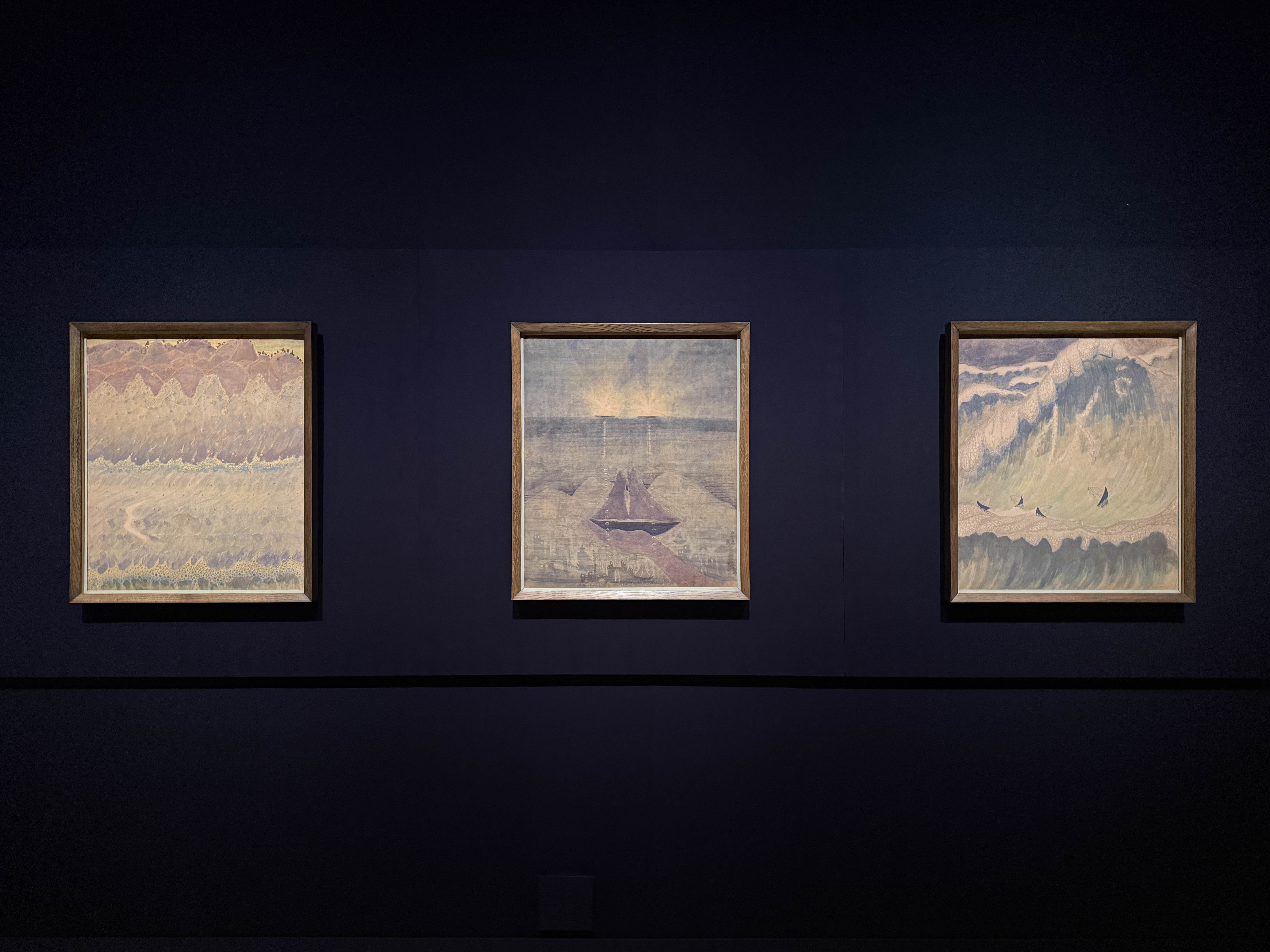 国立西洋美術館「チュルリョーニス展 内なる星図」会場より (左から)《第5ソナタ(海のソナタ):アレグロ》1908年 / 《第5ソナタ(海のソナタ):アンダンテ》1908年 / 《第5ソナタ(海のソナタ):フィナーレ》1908年