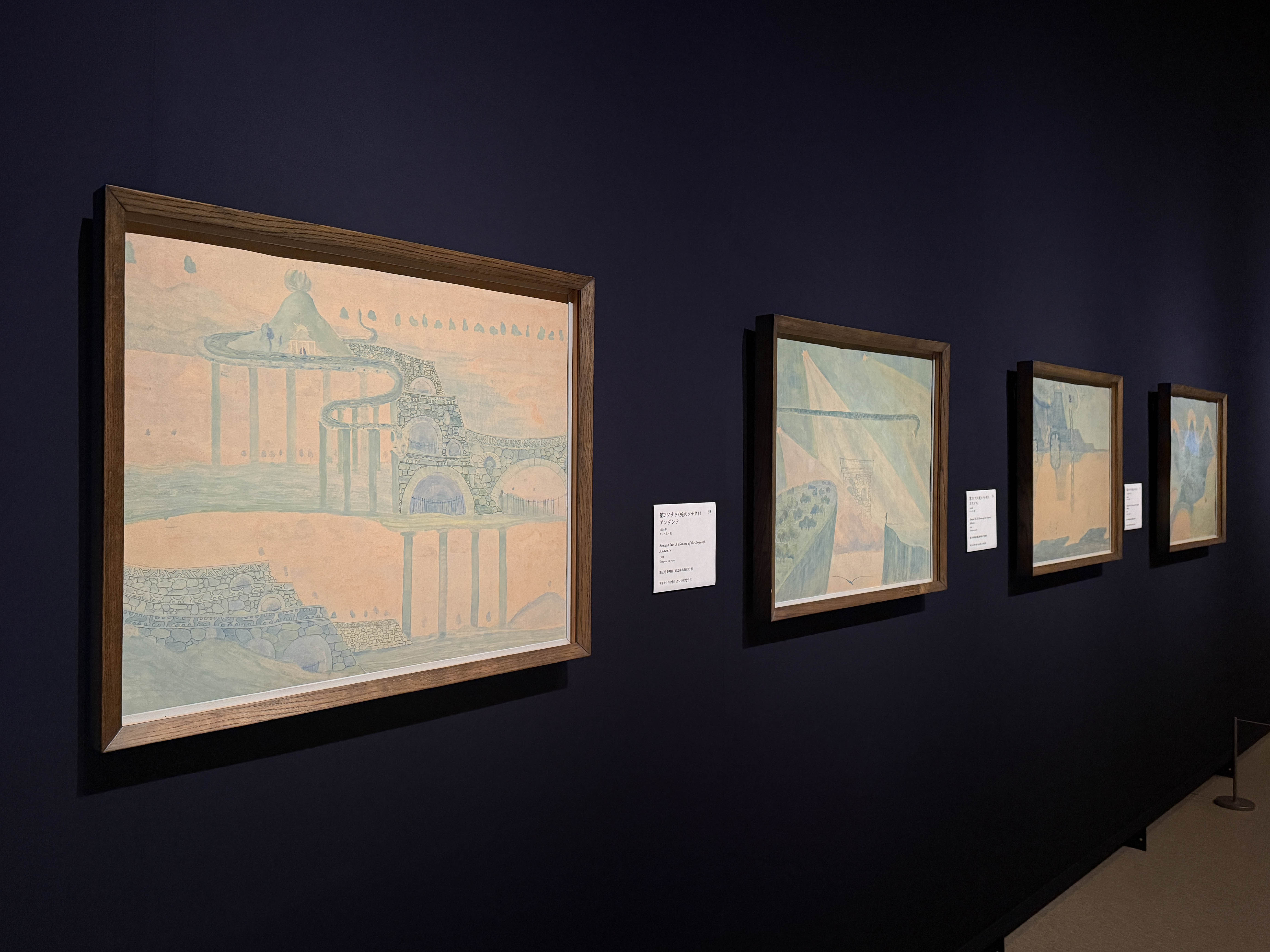 国立西洋美術館「チュルリョーニス展 内なる星図」会場より (左手前)《第3ソナタ(蛇のソナタ):アレグロ》1908年