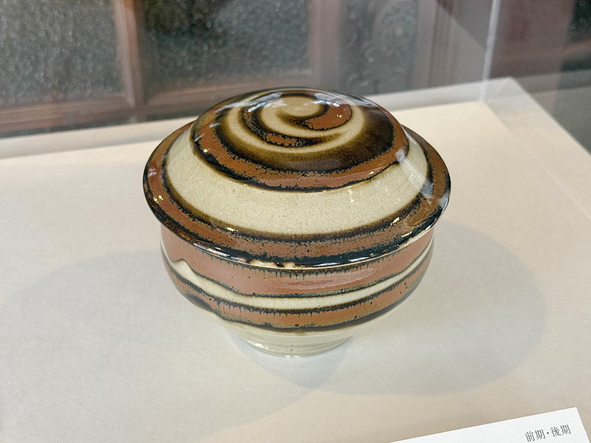 アサヒグループ大山崎山荘美術館「河井寬次郎と濱田庄司」会場より　トピック「大山崎山荘と民藝」　濱田庄司《柿釉蓋物》