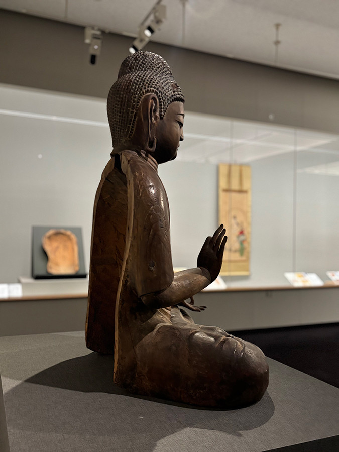 背板をはずした阿弥陀如来坐像