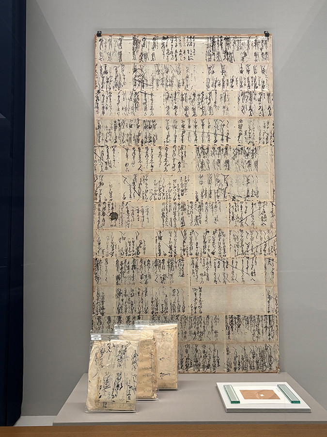 障壁画の下地　表層の絵画部分を剥がすと下地として古文書が使われている場合も